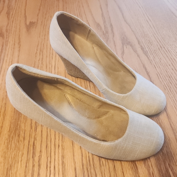 AEROSOLES Cream Wedge Heels - Picture 2 of 10
